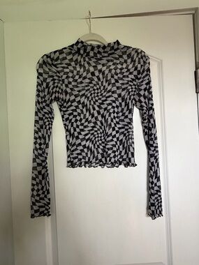 Black & White Optical-Print Long Sleeve Mock Neck Top